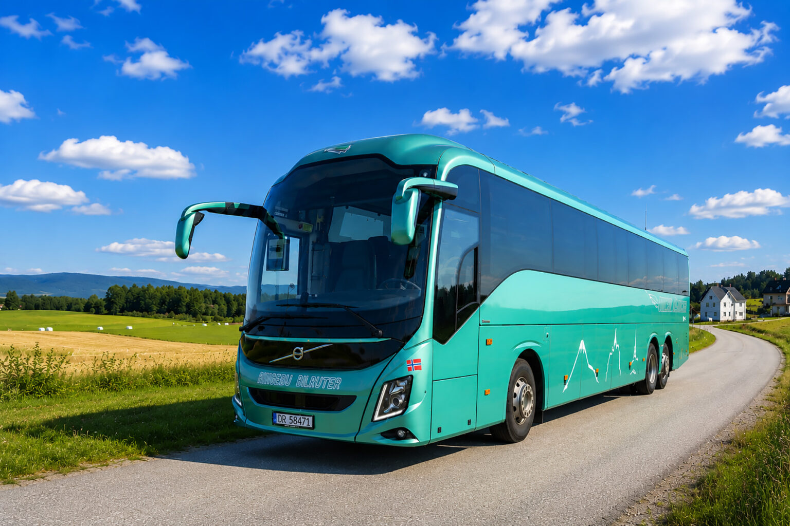 Turkis turbuss fra Ringebu Bilruter på en smal landevei, med nyslåtte jorder, en hvit gård og fjell i bakgrunnen.